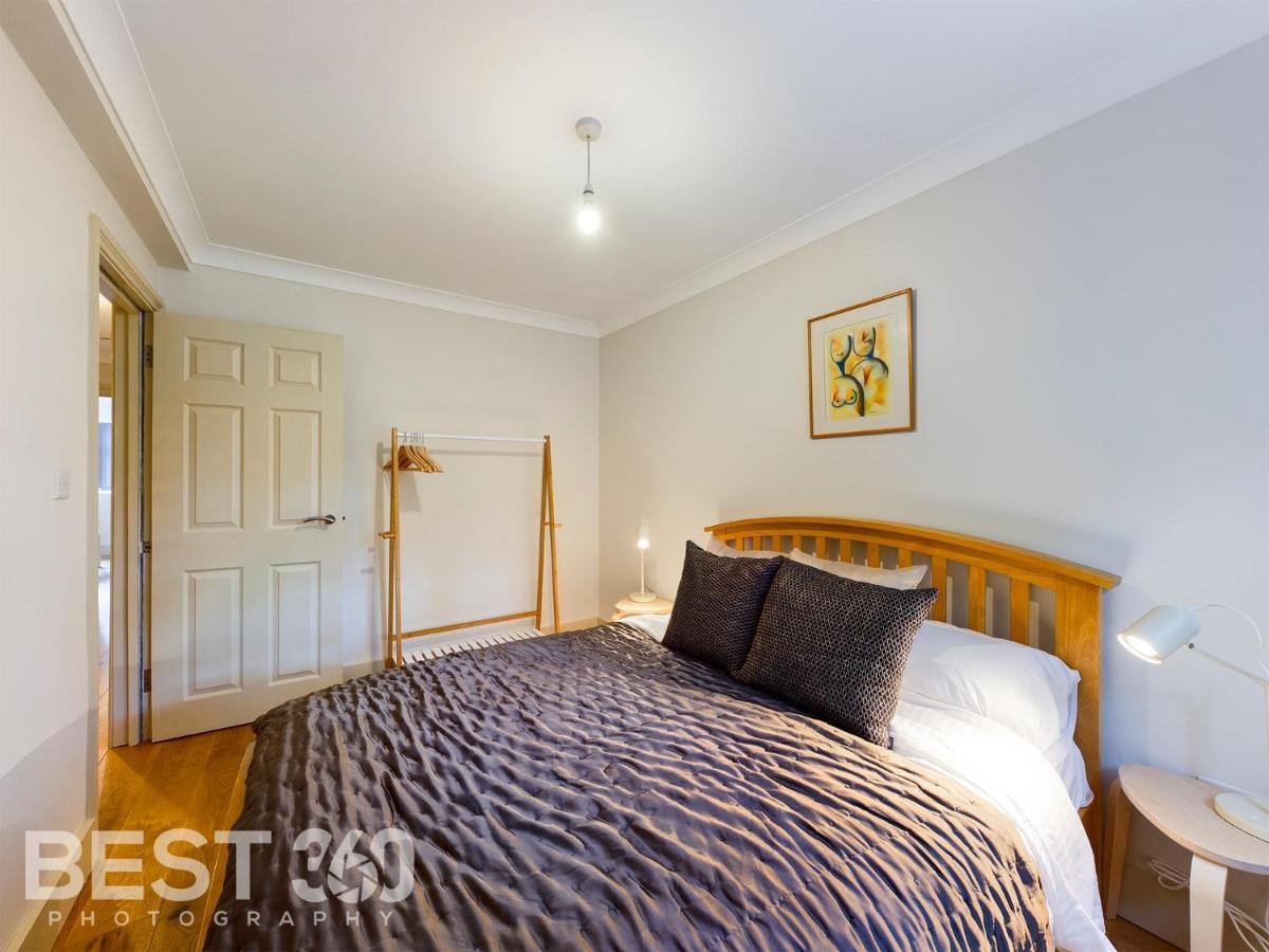 Redhill Town Centre Apartment By Livingo Esterno foto