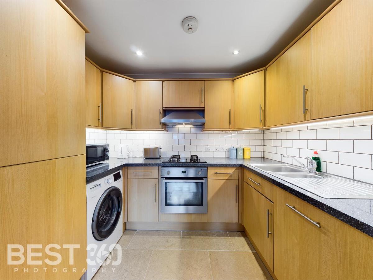 Redhill Town Centre Apartment By Livingo Esterno foto